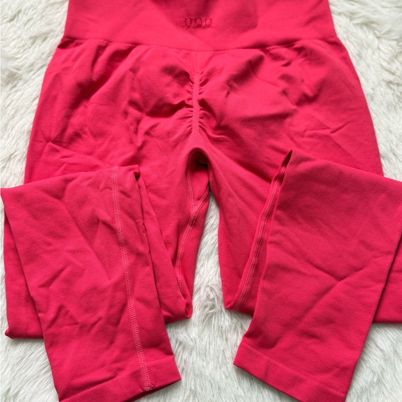 Vibrant Pink Scrunch-Butt Leggings - Picture 1 of 2